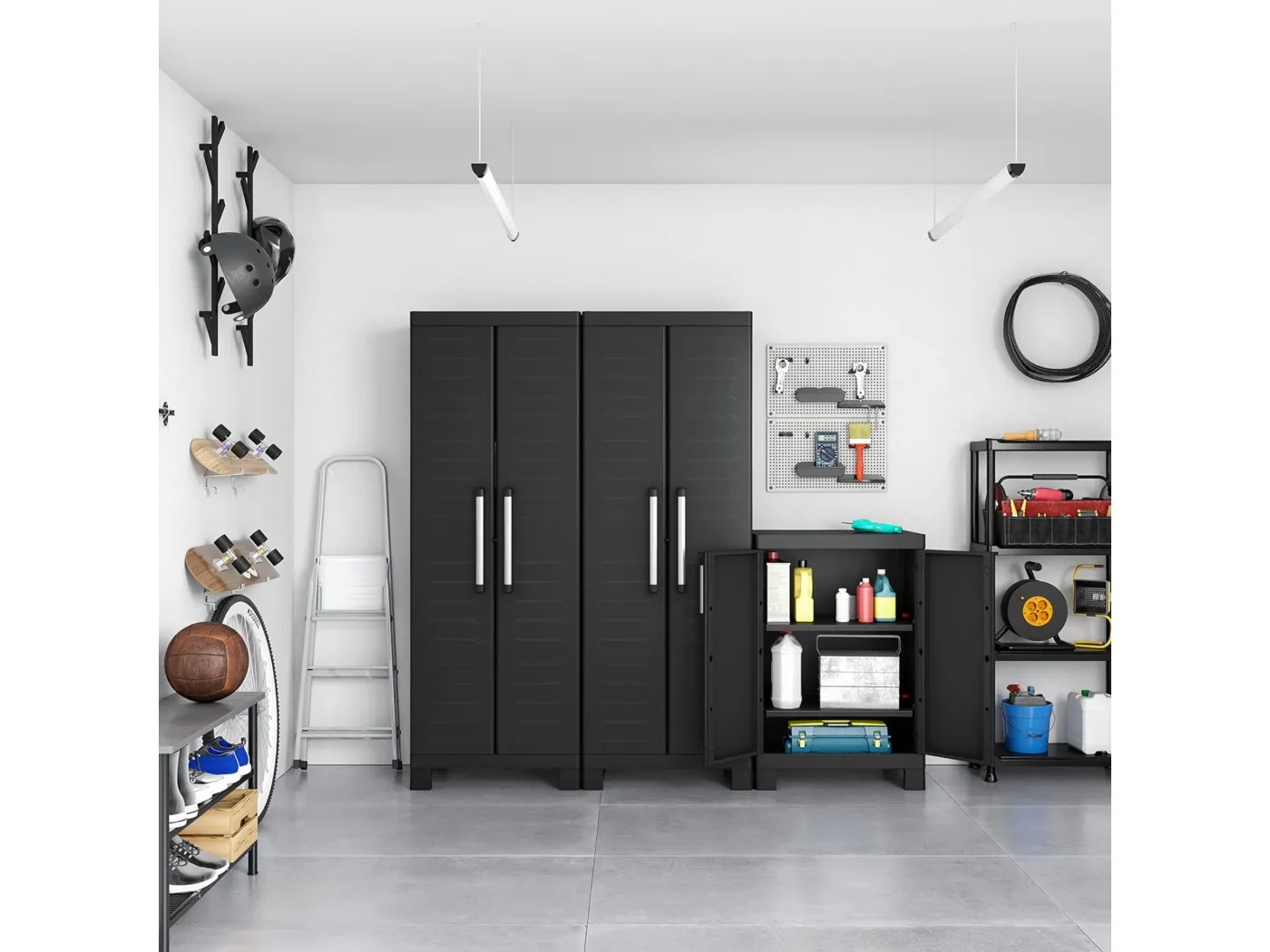 Gartenbesenschrank "Cindy" aus Harz mit Innenregalen und erhöhten Füßen cm65x45 182h