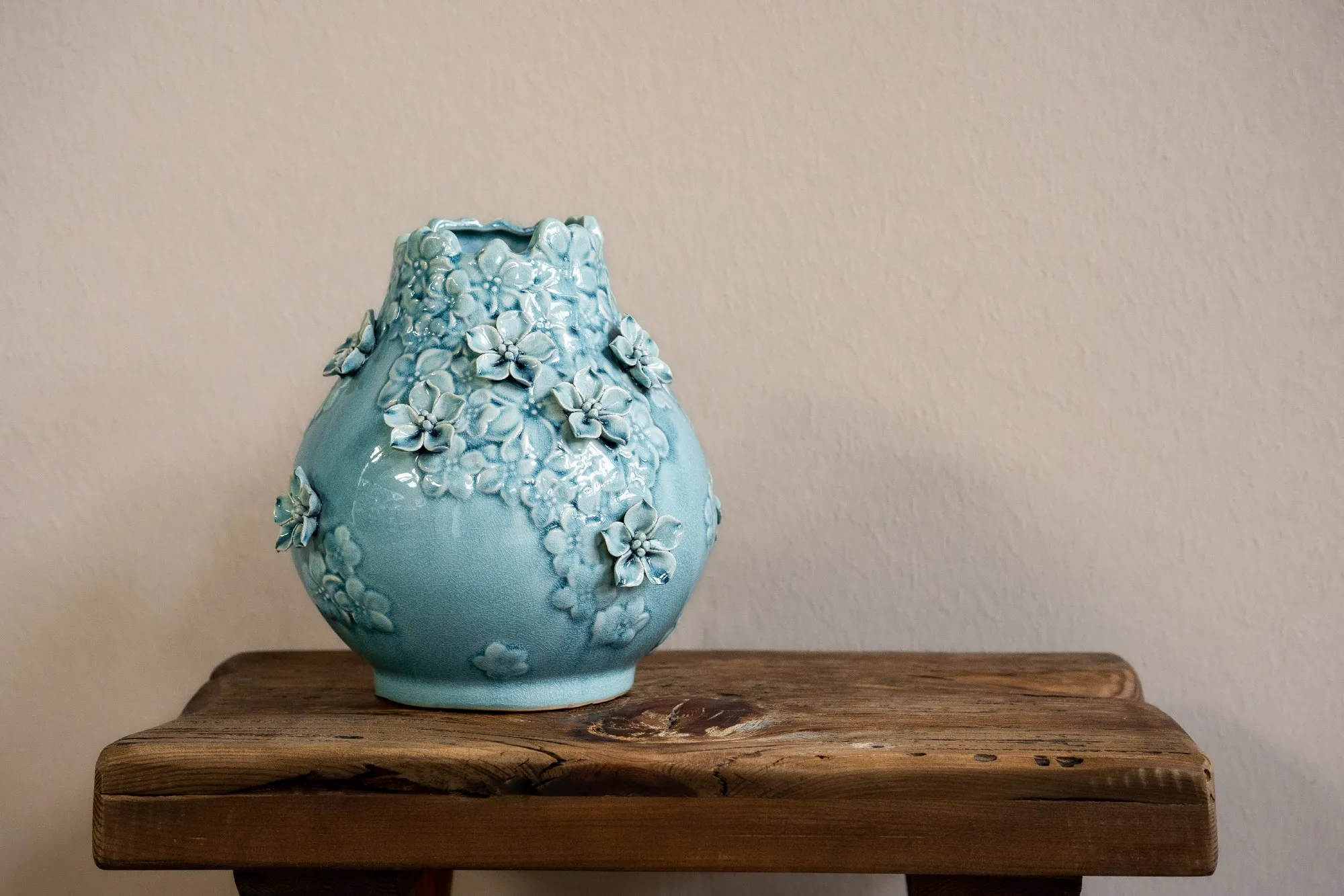 Vase 'Thunbergia' mit handmodellierten Blüten, türkis, Ø 19 cm, H 20 cm