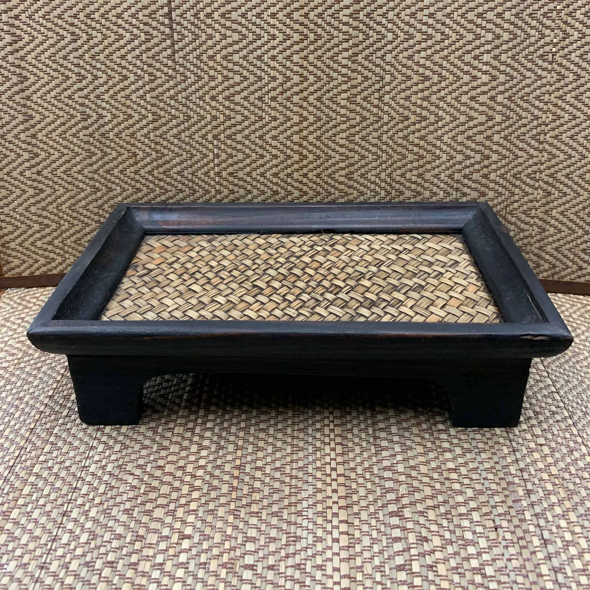 Tablett aus Mangoholz und Schilfgeflecht, B 25 cm, L 15 cm, H 6,5 cm