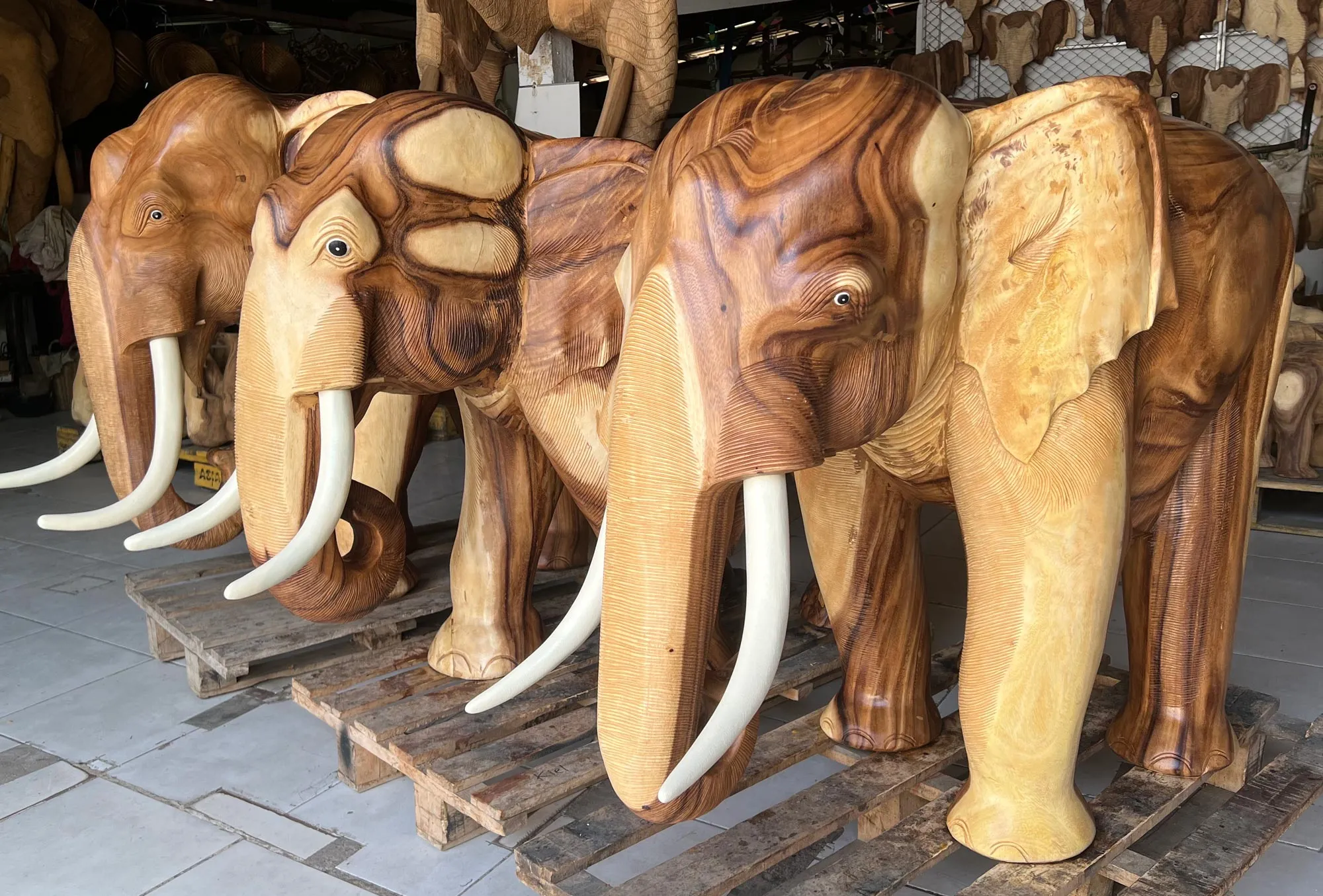 Holz-Statue 'Elefant', natur, ca. H 110 cm, B 130 cm, L 70 cm