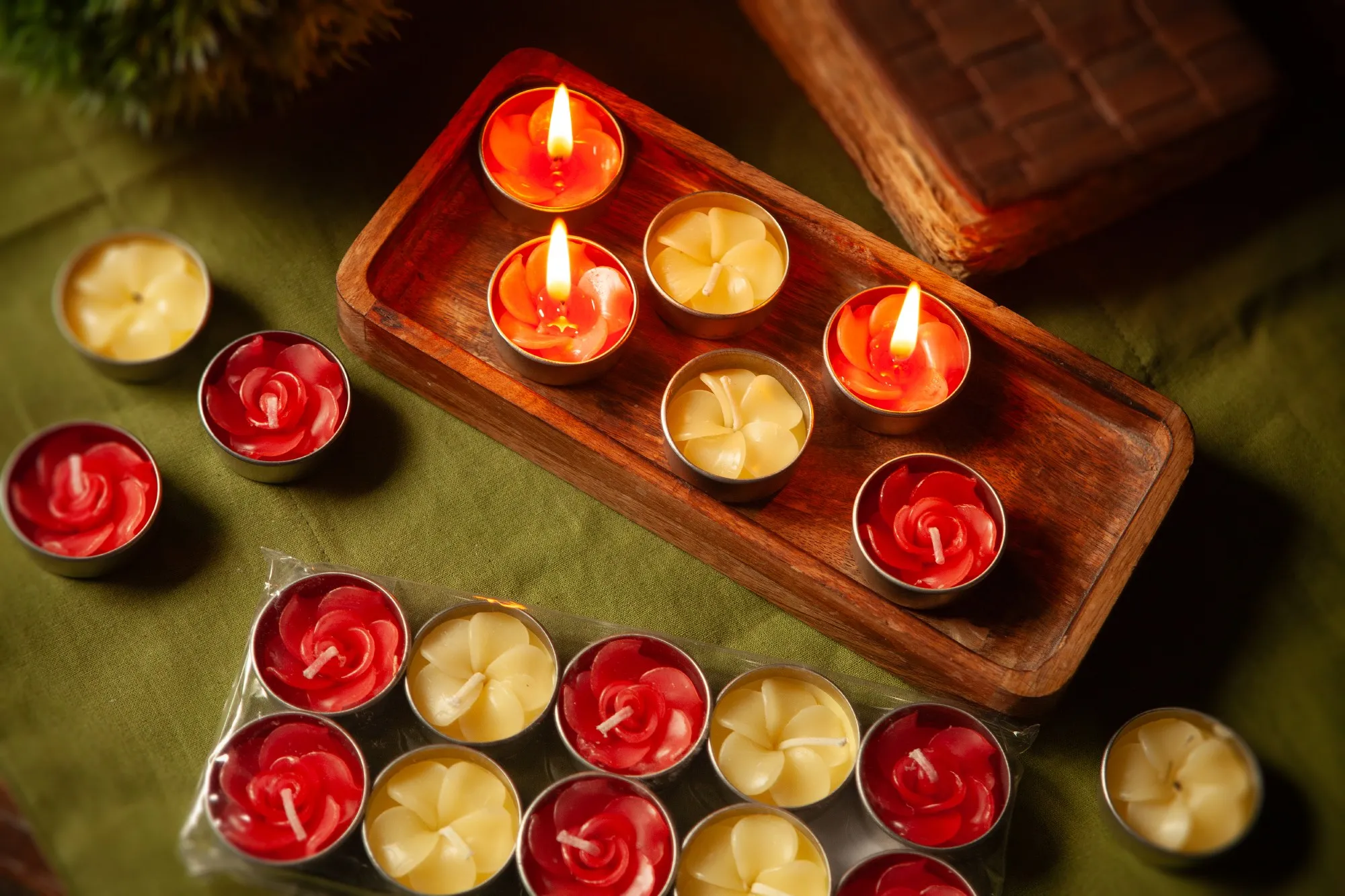 10 Duft-Teelichter 'Blume' handgeformt, rot, gelb