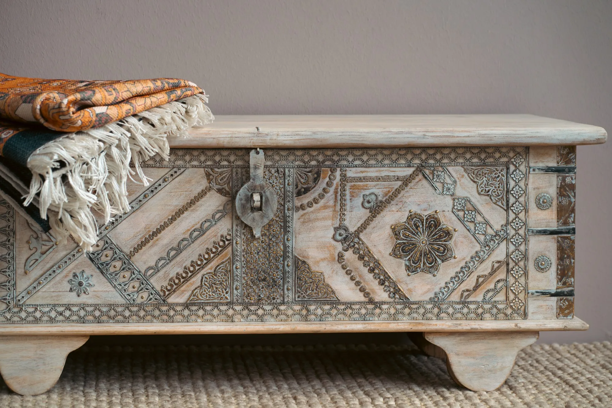 Truhe 'Zirapur' aus Mangoholz, weiß, gold, B 116 cm, H 47 cm, L 40 cm