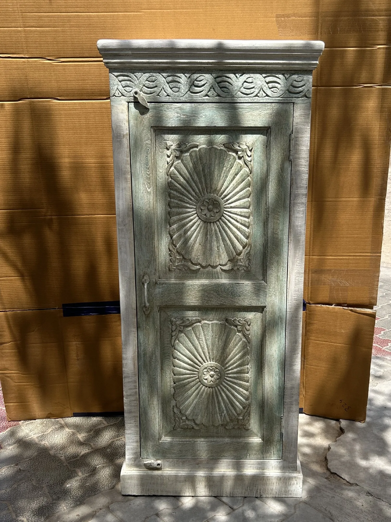 Schrank, aus Mangoholz, weiß, grün, H 147 cm, B 63 cm, L 41 cm