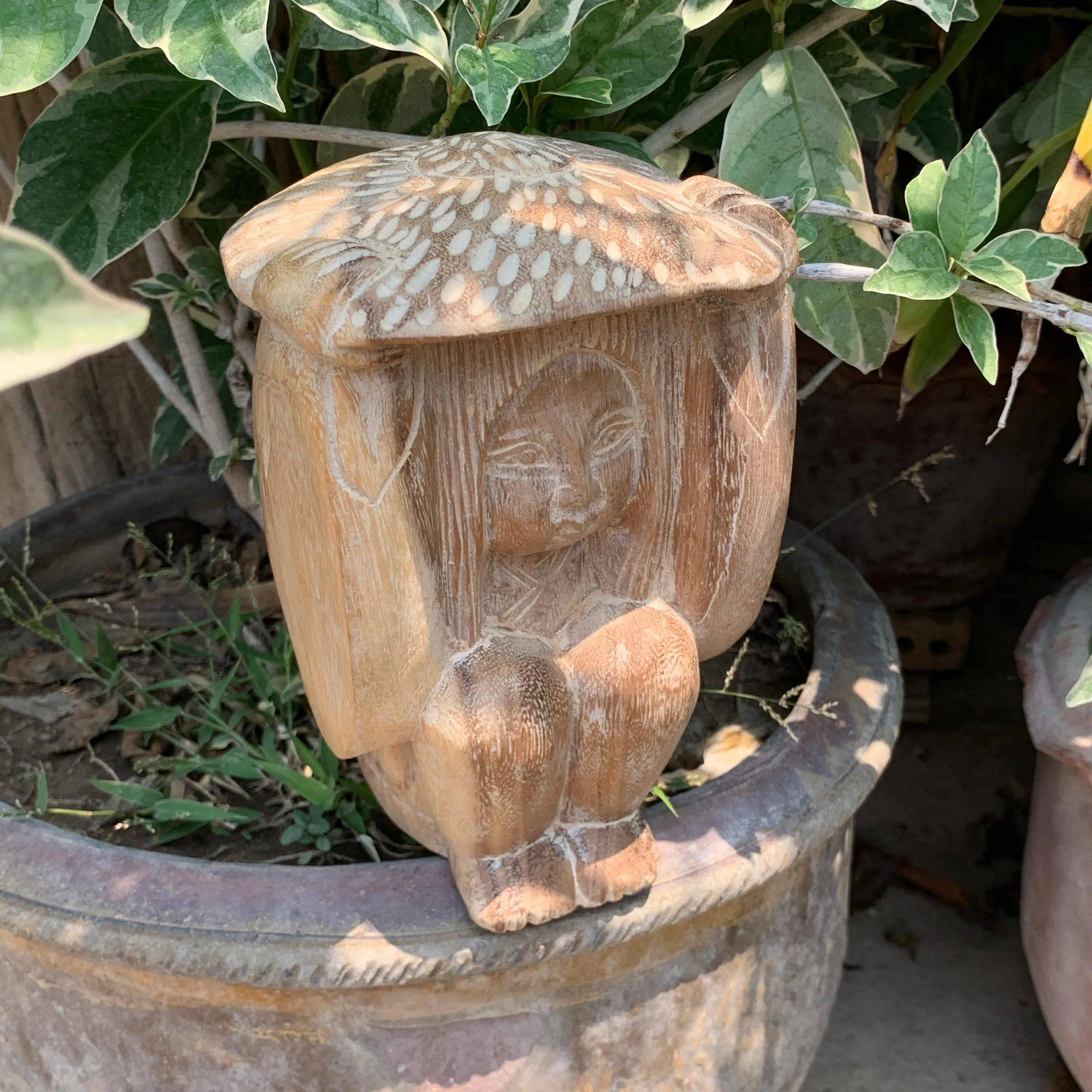 Massivholz-Figur 'Mädchen im Regen', natur, H 18 cm B 12 cm, L 12 cm