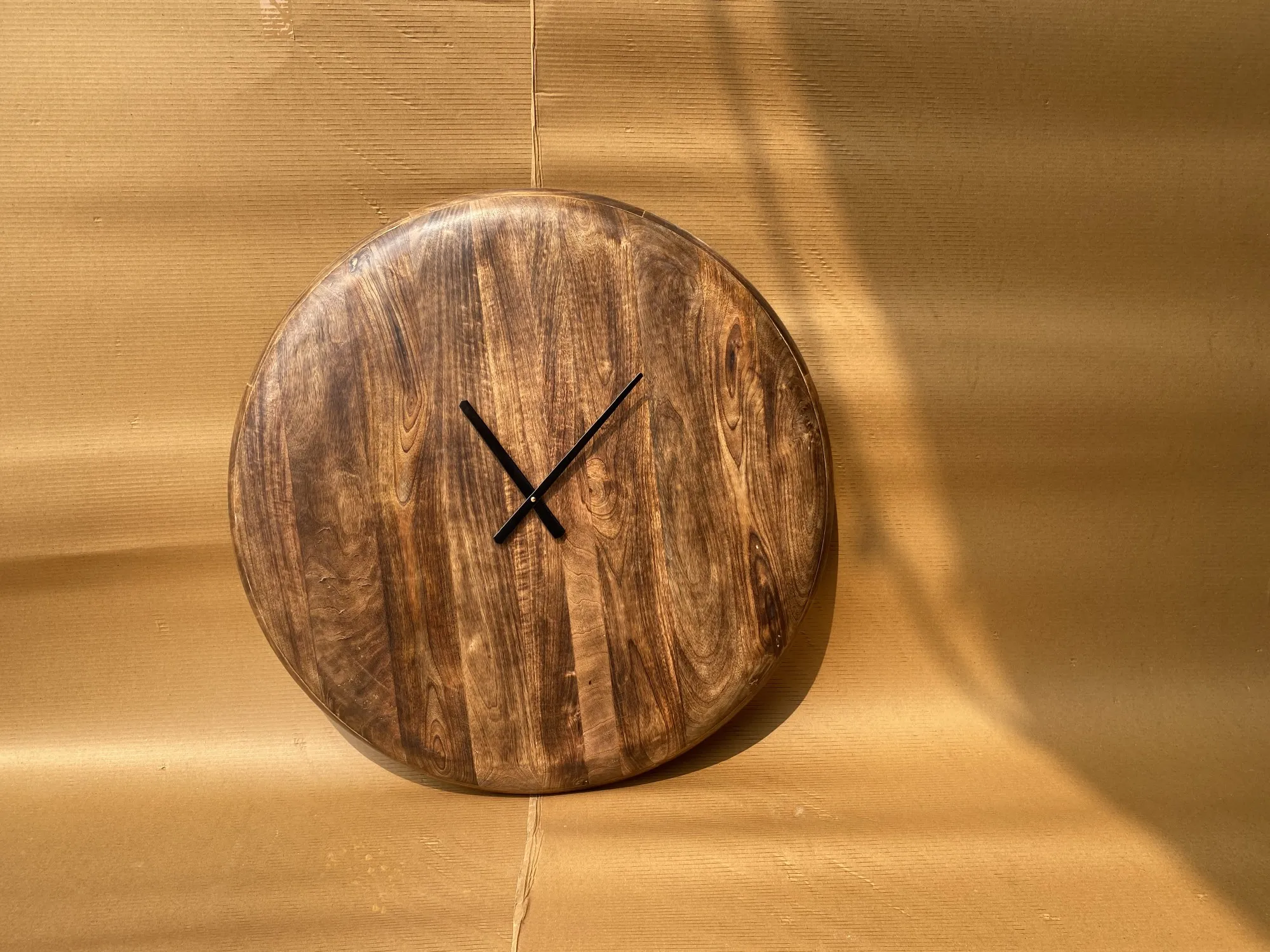 Wanduhr 'Giganto' aus Mangoholz, natur, Ø 80 cm, L 5 cm