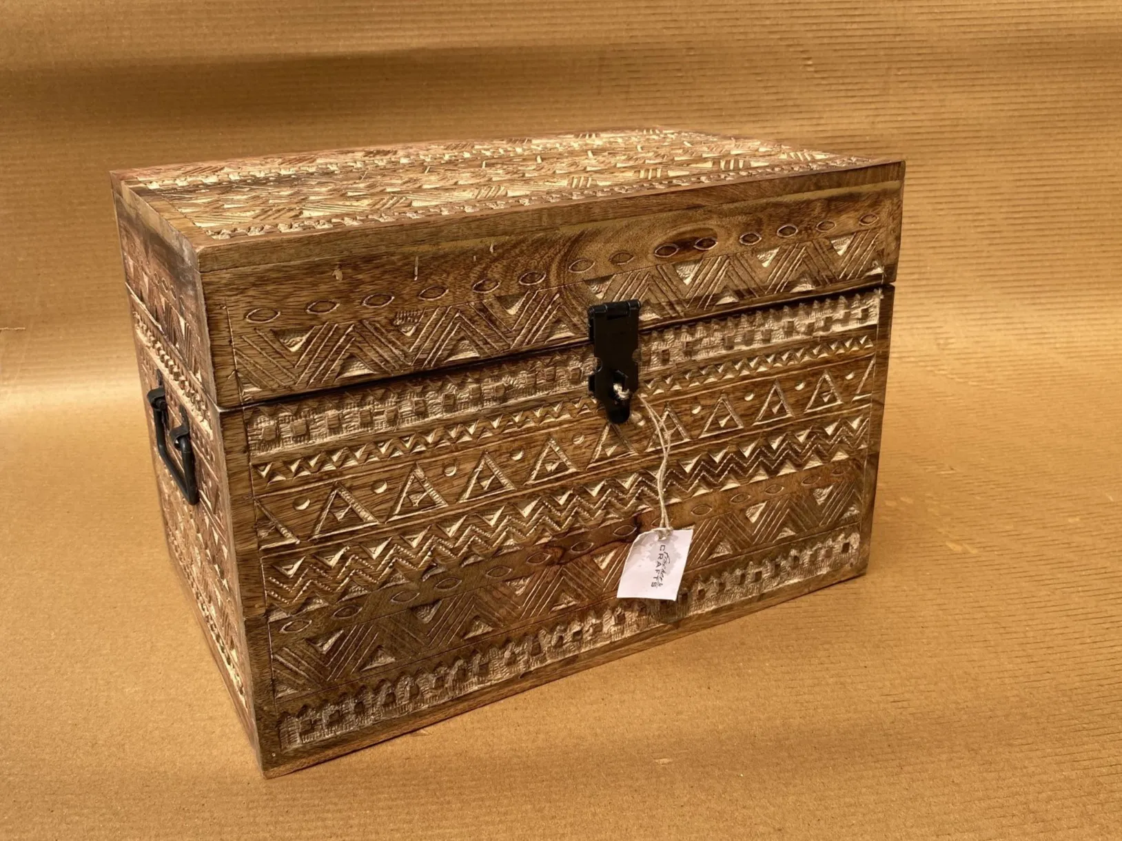 Handgeschnitzte Schatulle, Mangoholz, B 40 cm, H 26 cm, L 25 cm