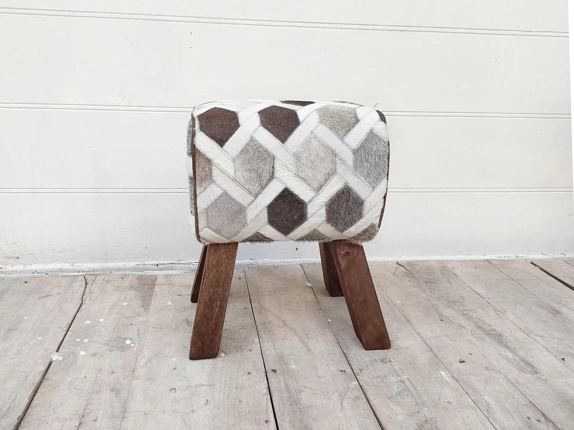 Sitzbock mit Fellbezug, grau, weiß, H 51 cm, B 45 cm, L 31 cm