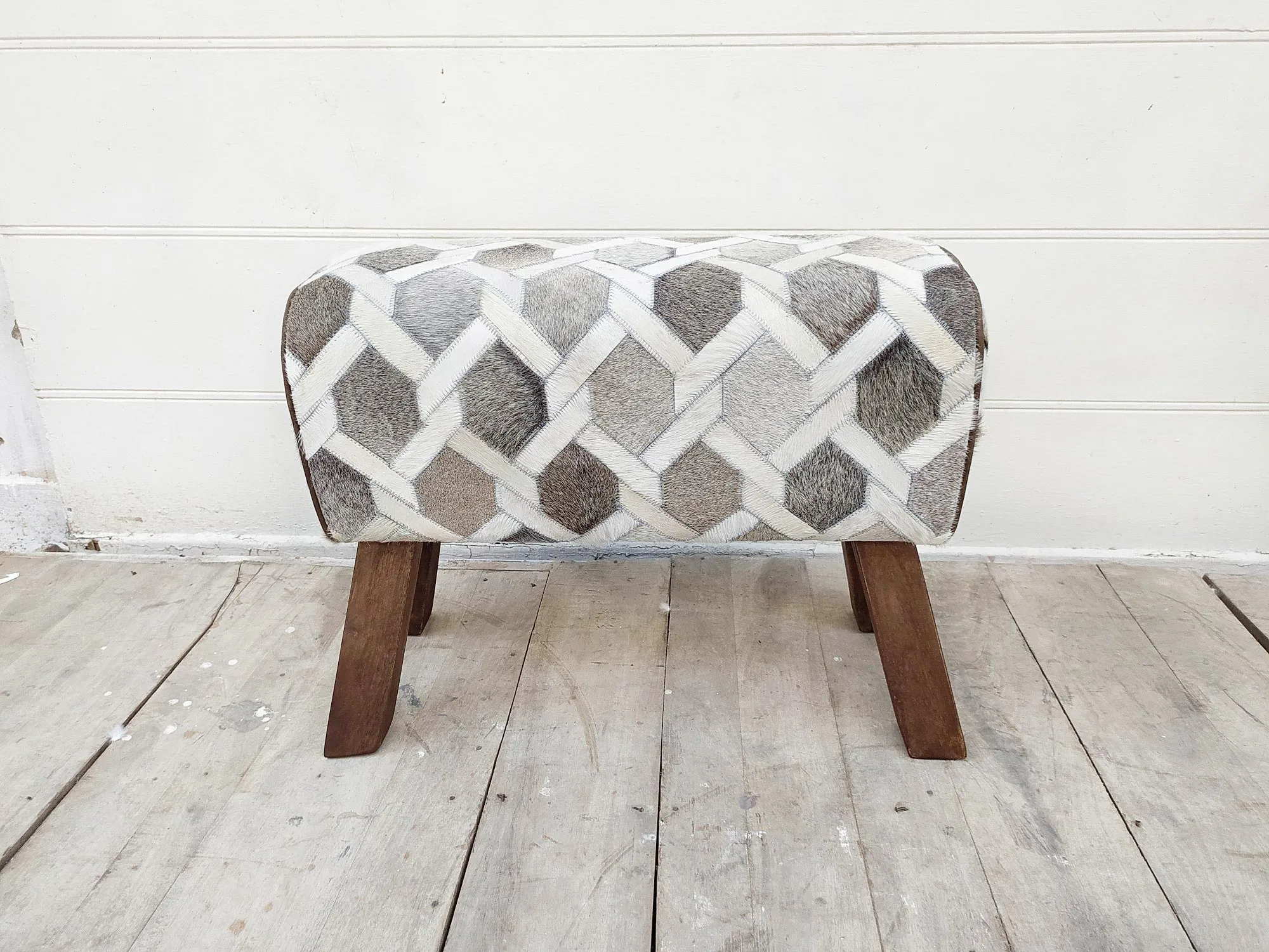 Sitzbock mit Fellbezug, B 64 cm, H 52 cm, L 29 cm