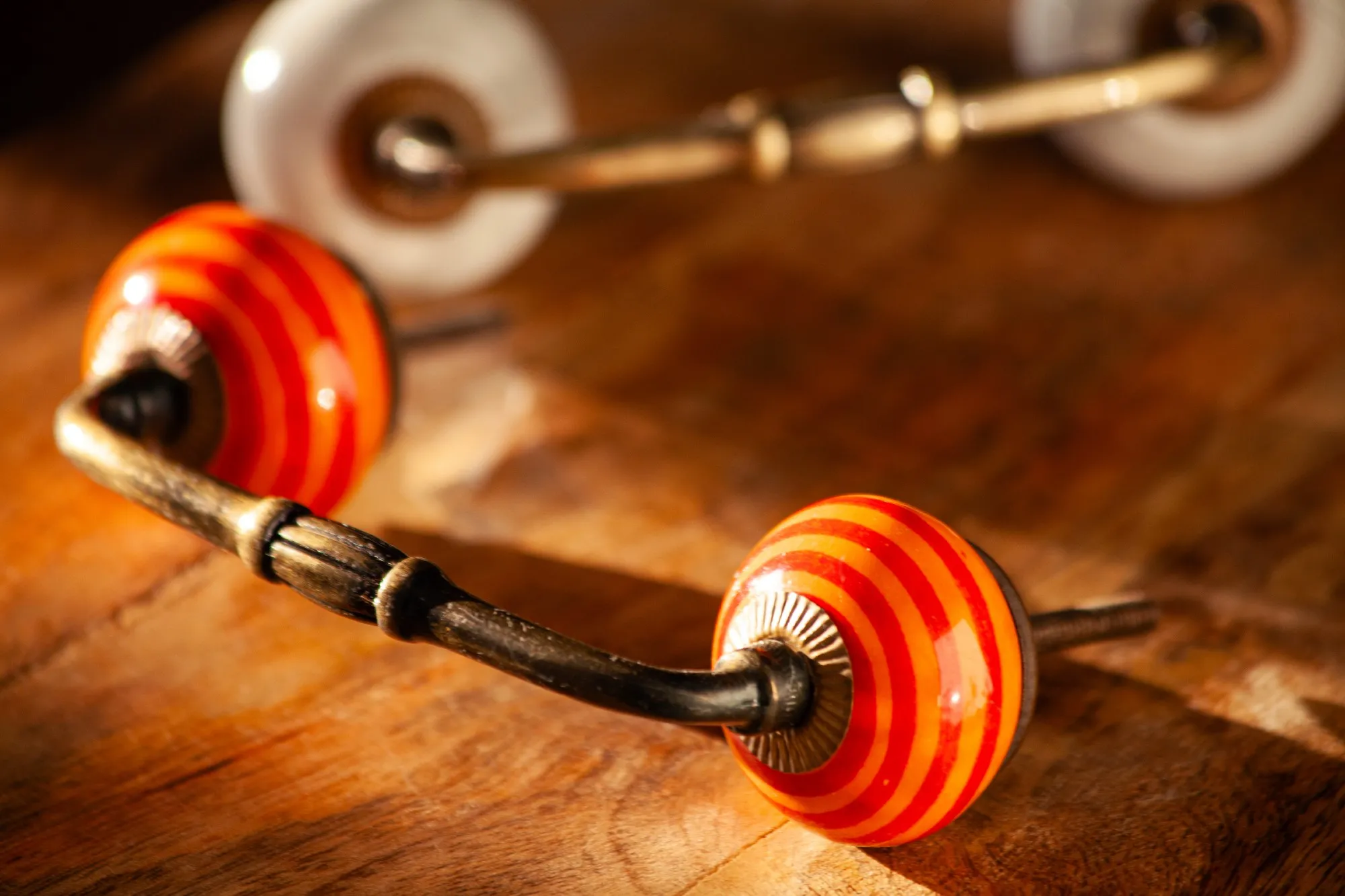 Türgriff aus Messing und Keramik, rot-gelb, antik gold, antik gold, B 14 cm, L 8 cm, H 3,5 cm