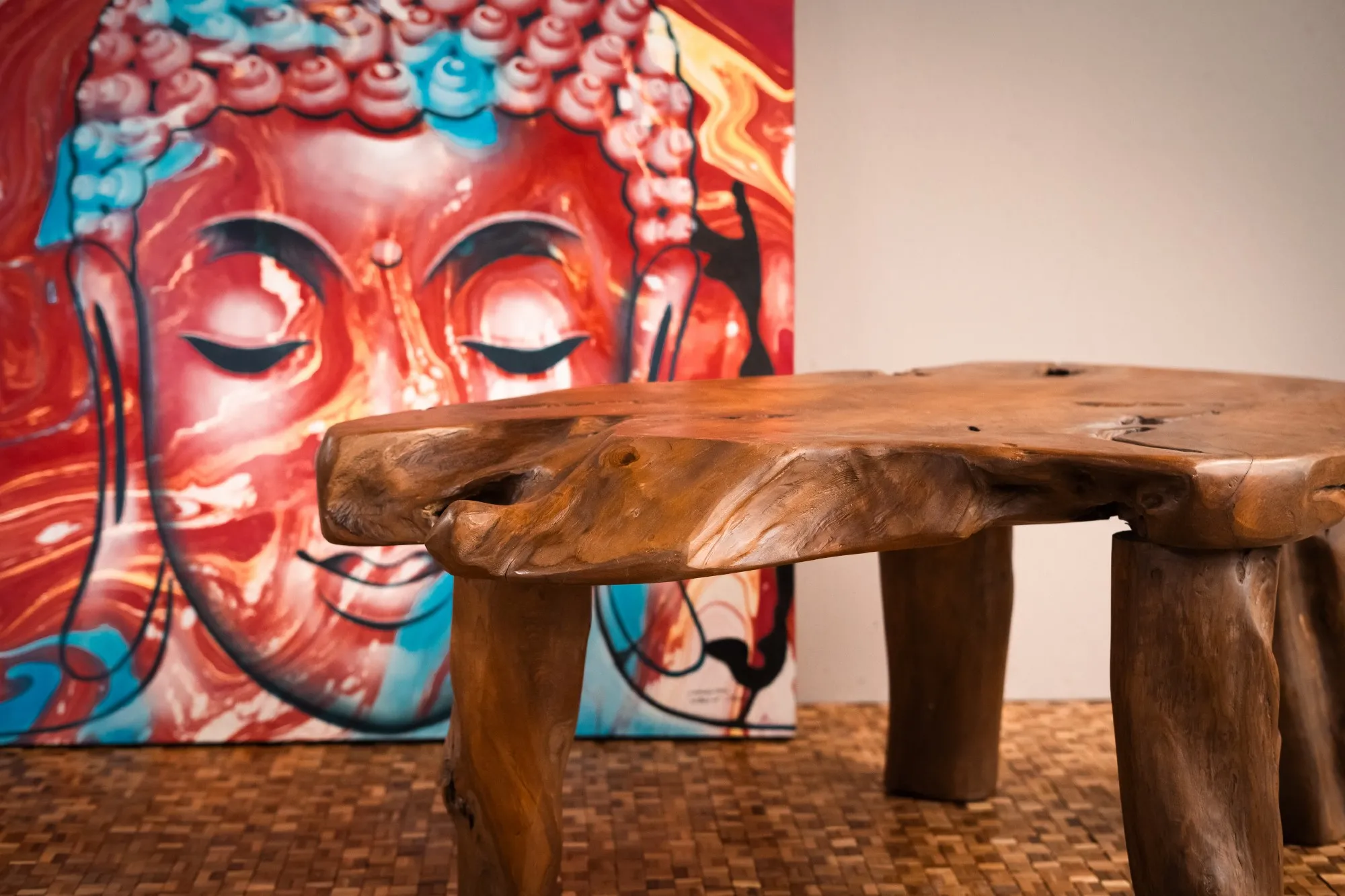 Couchtisch aus Teak-Baumscheibe, B 105 cm, L 65-35 cm, H 46 cm