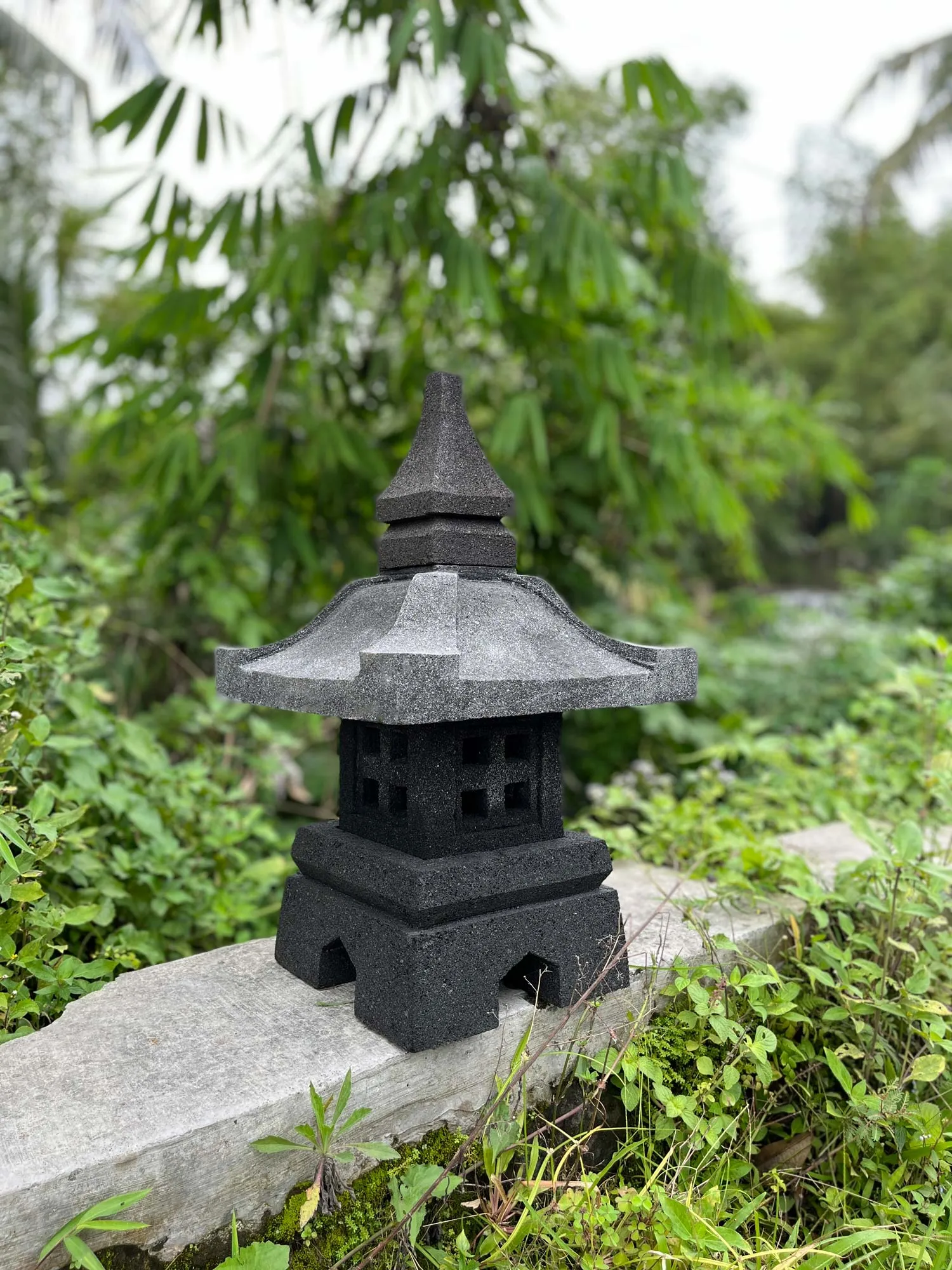 Tempelleuchte aus Stein, H 60 cm, B 35 cm, L 35 cm