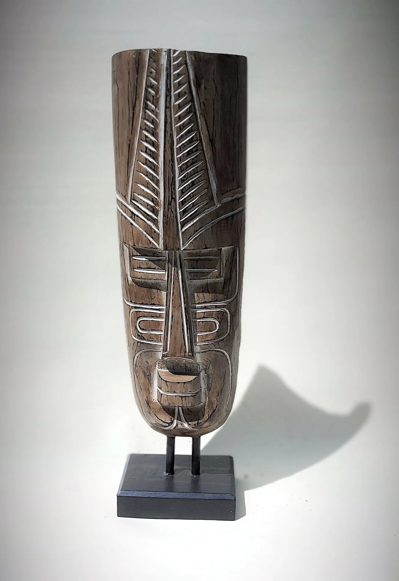 Primitif-Maske auf Ständer, braun, weiß, H 60 cm, B 17 cm, L 14 cm