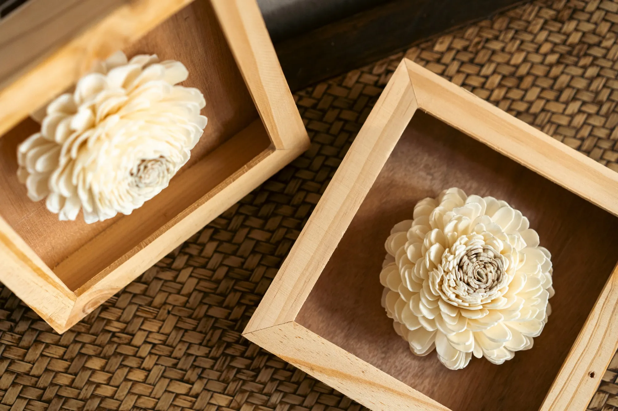 Kunstblüte in Holzrahmen, weiß, H 18 cm, B 18 cm, L 3,5 cm