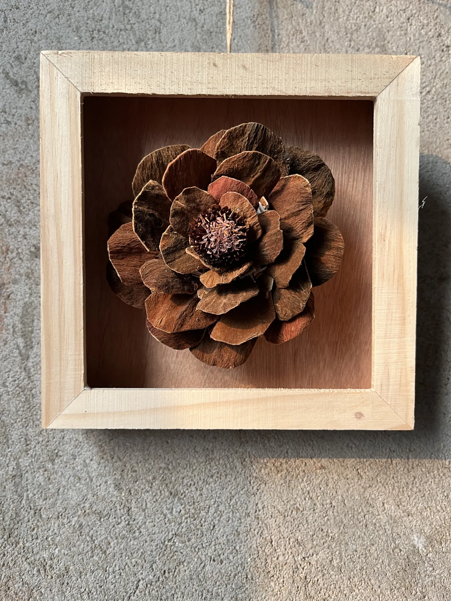 Kunstblüte in Holzrahmen, braun, H 18 cm, B 18 cm, L 3,5 cm