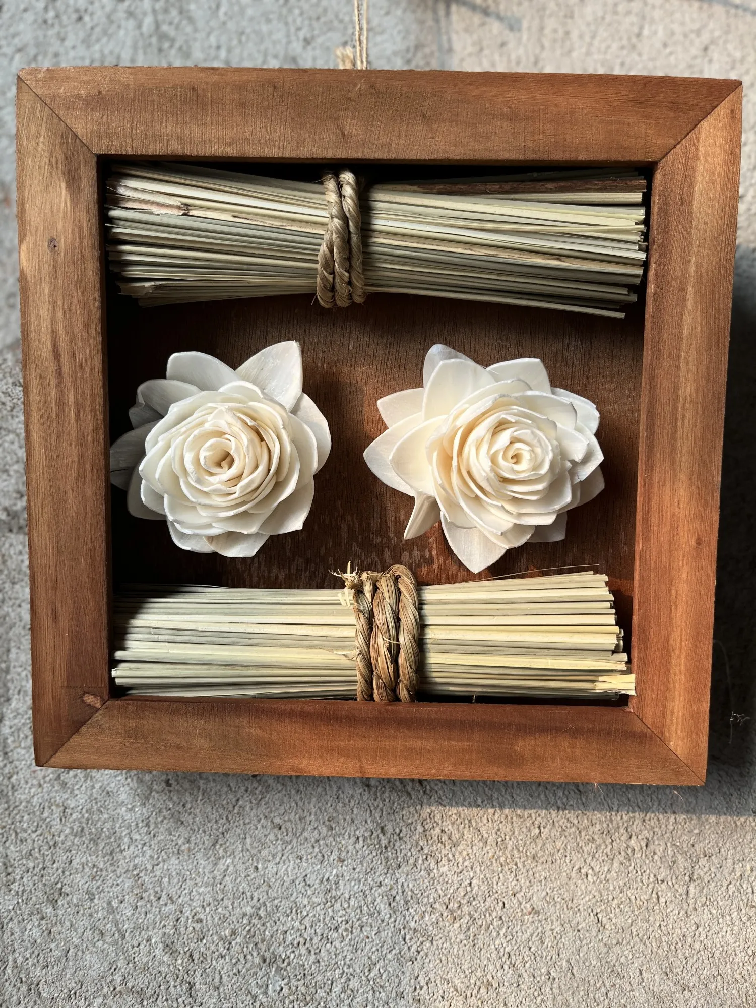 Sola-Blüten & Napirgras in Holzrahmen, H 18 cm, B 18 cm