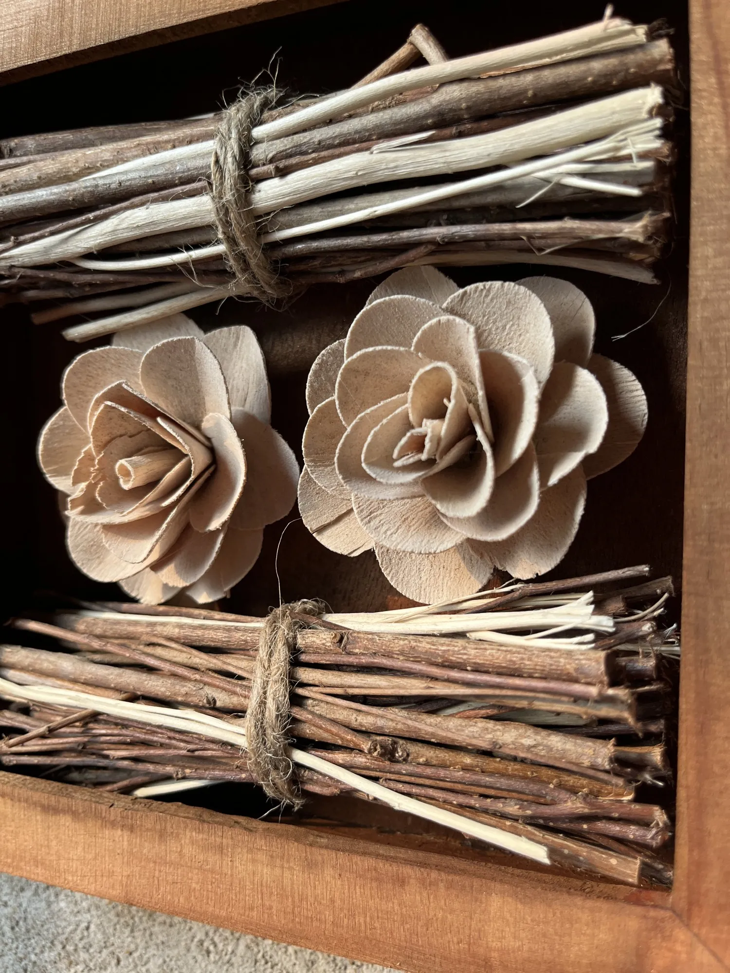 Sola-Blüten & Lackbaum-Zweige in Holzrahmen, H 18 cm, B 18 cm