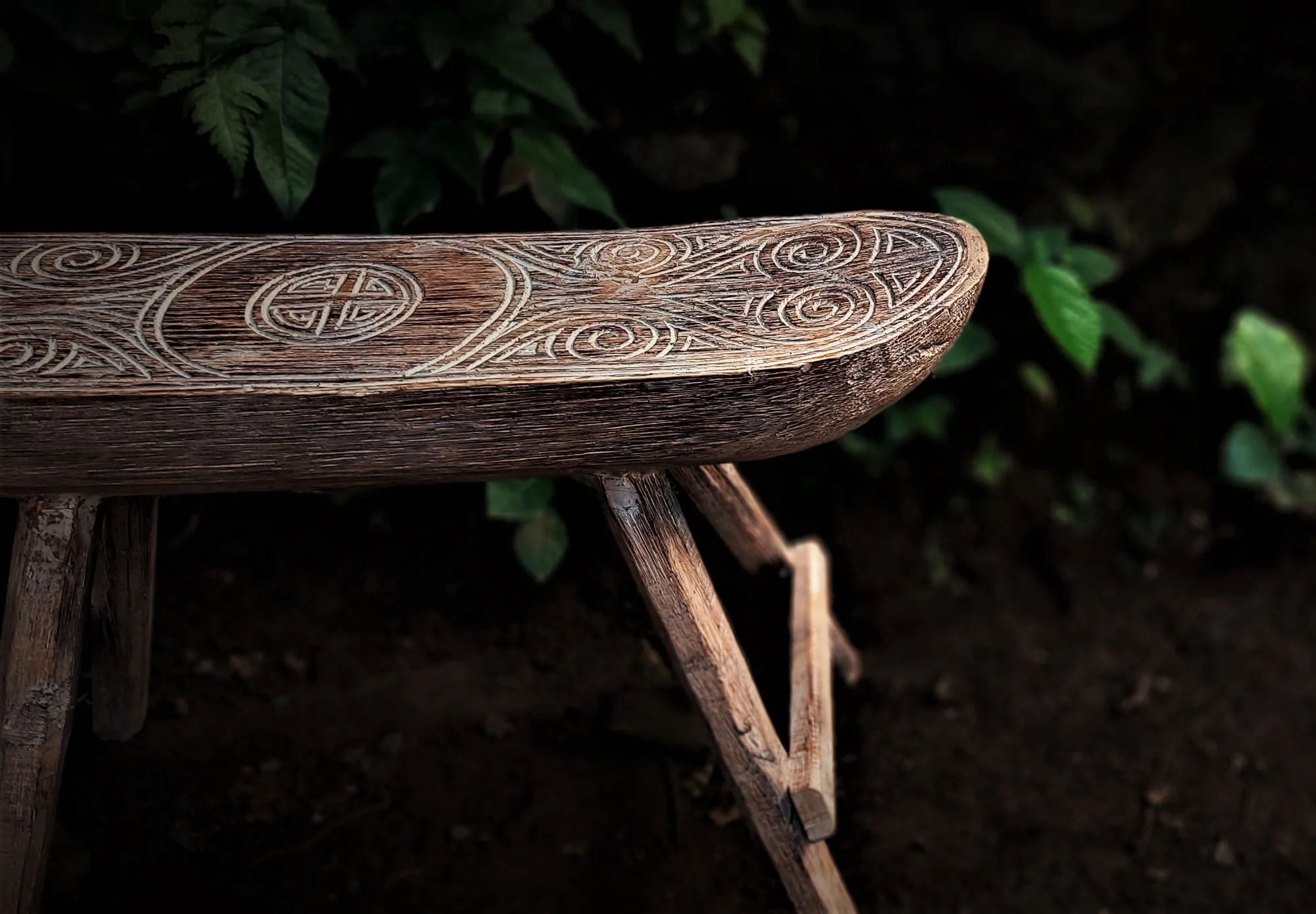 Hocker aus Albesiaholz, H 48 cm, B 66 cm, L 16 cm