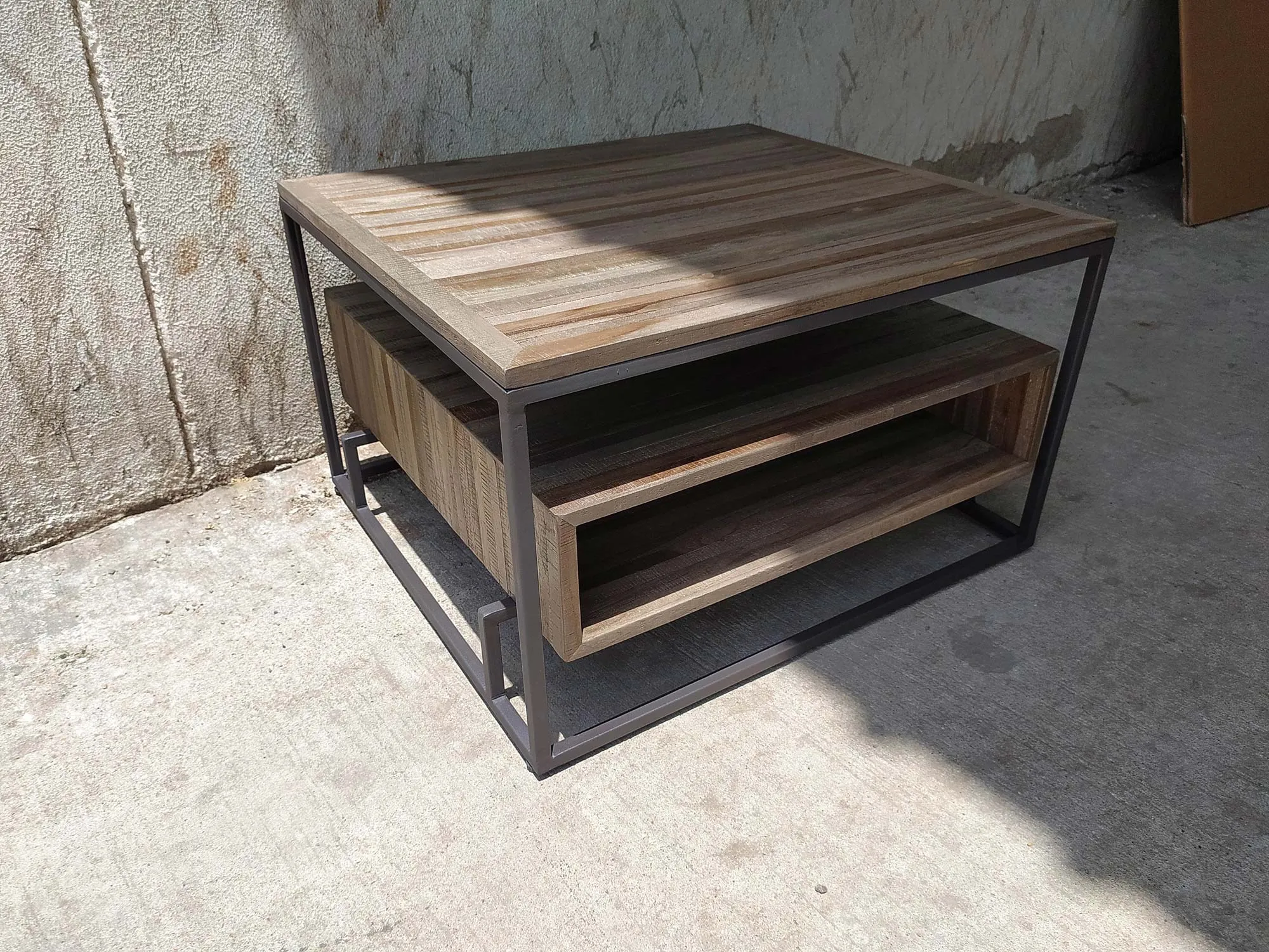 Couchtisch 'Debrill', aus recyceltem Teak und Eisen, B 60 cm, L 67 cm, H 40 cm