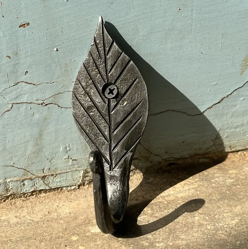 Wandhaken 'Blatt' aus Eisen, anthrazit, H 10 cm, B 4 cm, L 4,5 cm