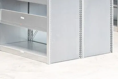 Fußblenden für Fachbodenregale Stecksystem T-Profil | BxT 7,5x100cm | Passend zu Regalen mit Aussteifungstraversen | Verzinkt